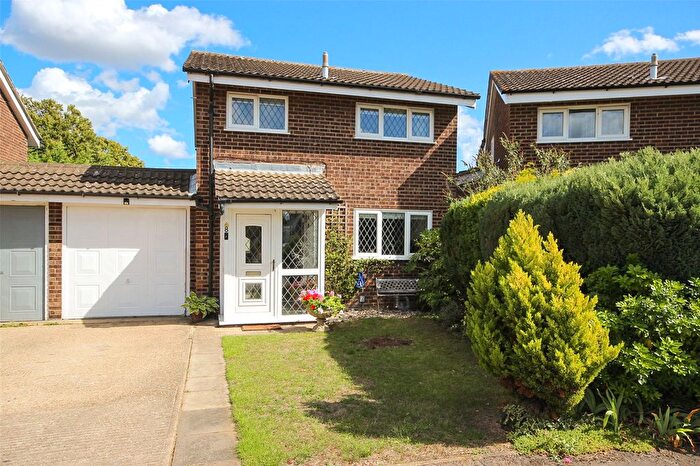 3 Bedroom Link Detached House For Sale In Thetford Close, Kempston, Bedford, Bedfordshire, MK42