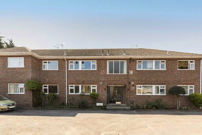 2 Bedroom Flat To Rent In Burtons Road, Hampton Hill, Hampton TW12