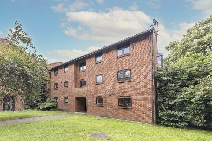 2 Bedroom Flat To Rent In Claremont Grove, London, W4