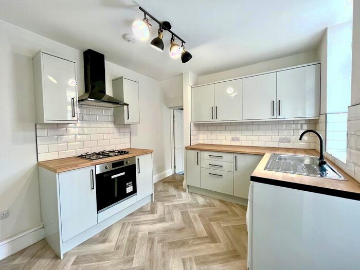 2 Bedroom Flat To Rent In Rodsley Avenue, Gateshead, NE8