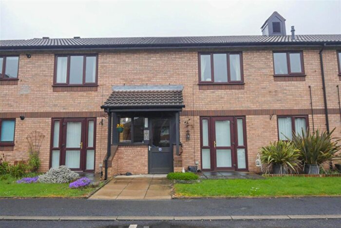 2 Bedroom Flat For Sale In Galloway Court, Pudsey, LS28
