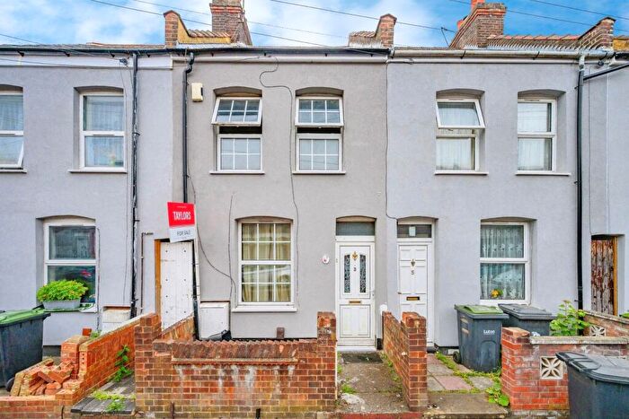 2 Bedroom Terraced House For Sale In Malvern Road, Luton, Bedfordshire, LU1