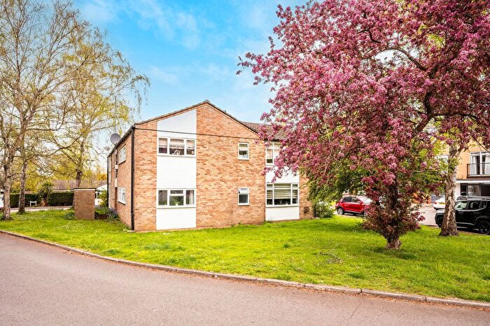3 Bedroom Flat For Sale In Edenside Road, Bookham, KT23