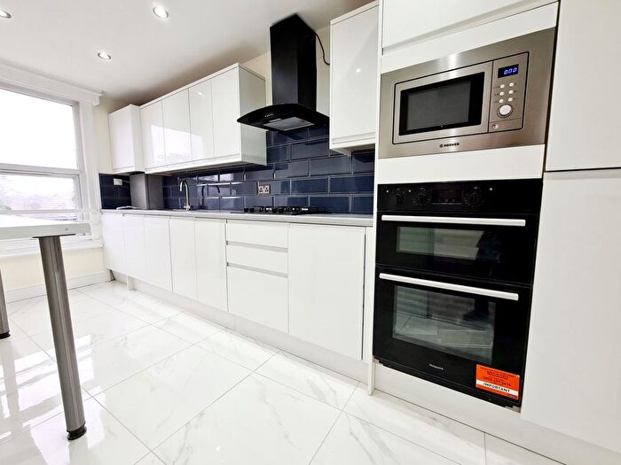 3 Bedroom Flat To Rent In Turnpike Lane, London, N8