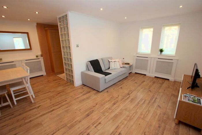 2 Bedroom Flat To Rent In Torrington Place, London, E1W