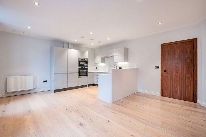 2 Bedroom Flat To Rent In Balham High Road, London, SW12