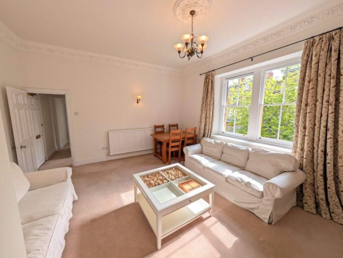 2 Bedroom Flat To Rent In Oakfield Grove – Ref, BS8