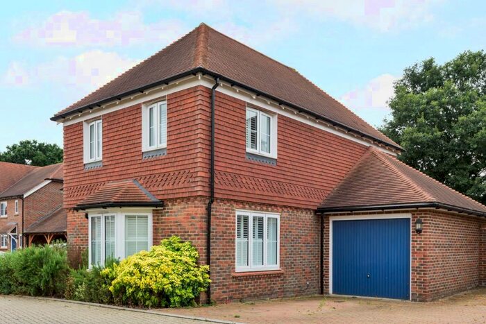 3 Bedroom Detached House For Sale In Farncombe, Godalming, Surrey, GU7