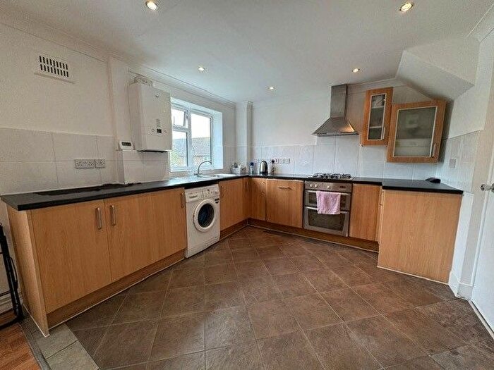 3 Bedroom Flat To Rent In Cobham Close, Bromley, BR2