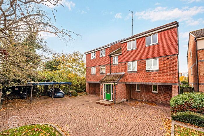1 Bedroom Flat For Sale In Adrienne Avenue, Southall, UB1