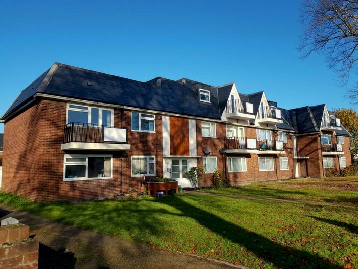 3 Bedroom Apartment To Rent In Addlestone, KT15