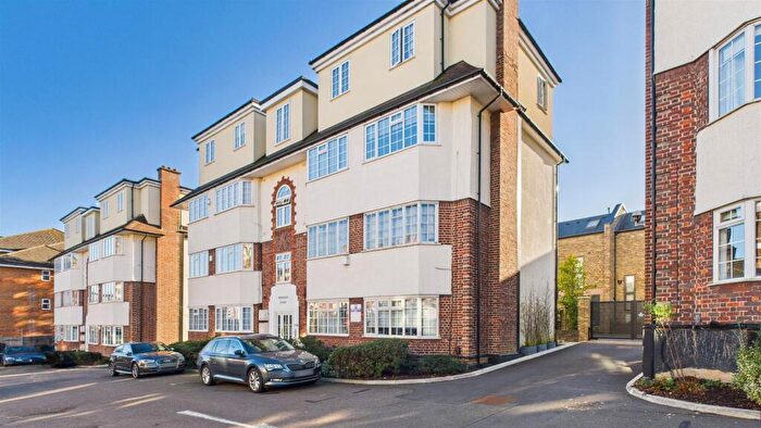 2 Bedroom Flat To Rent In Waverley Court, Windmill Hill, Enfield, EN2