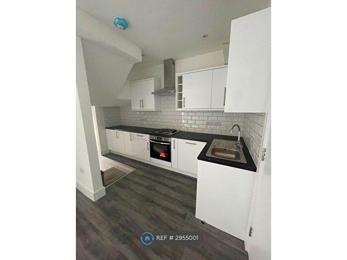 3 Bedroom Flat To Rent In Grand Parade, London, N4