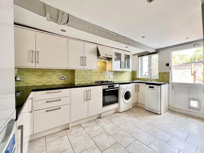 2 Bedroom Cottage To Rent In High Street, Markyate, AL3