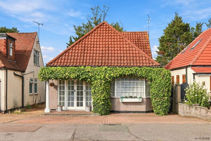 2 Bedroom Bungalow For Sale In Ilford, Greater London, IG5
