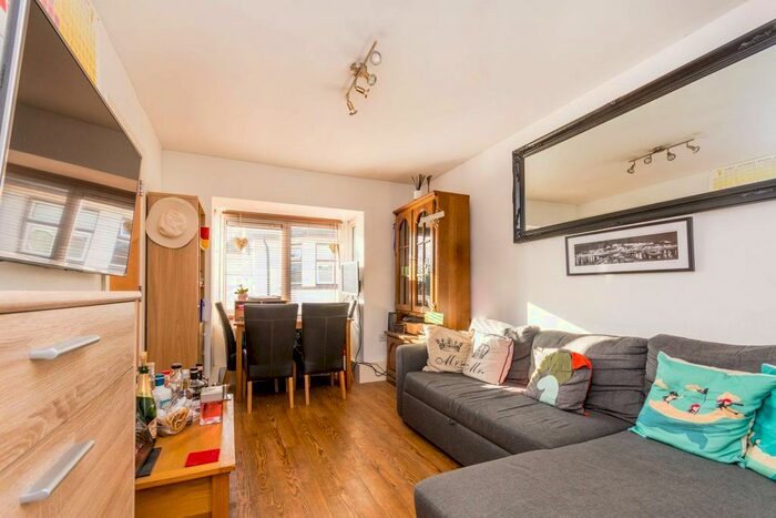 1 Bedroom Flat To Rent In Cross Lanes, Guildford, GU1