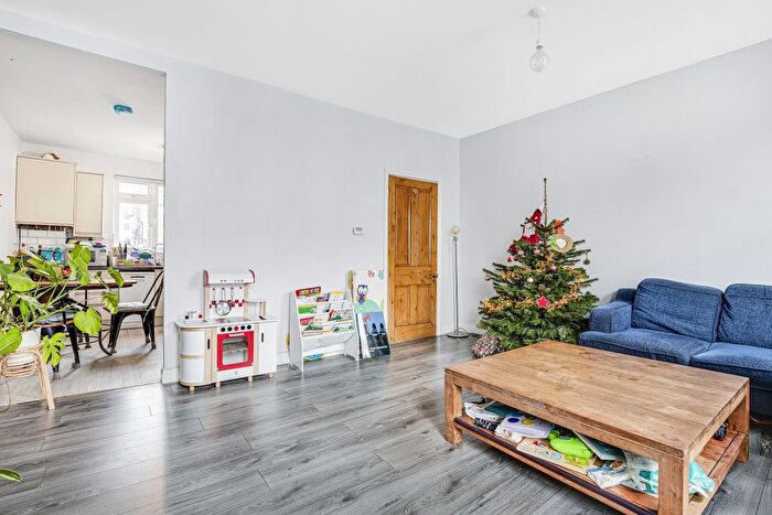 2 Bedroom Flat To Rent In Hopgood Street, London, W12