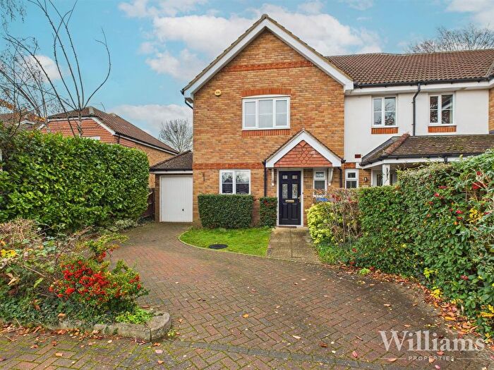 3 Bedroom End Of Terrace House For Sale In Turnpike End, Aylesbury, HP21