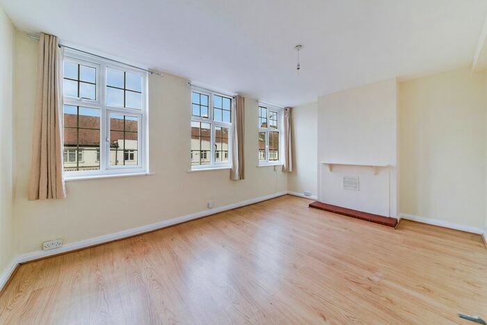 3 Bedroom Maisonette To Rent In High Street, Barkingside, IG6