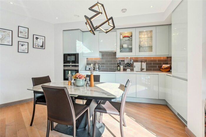 2 Bedroom Flat To Rent In Drapers Yard, London, SW18