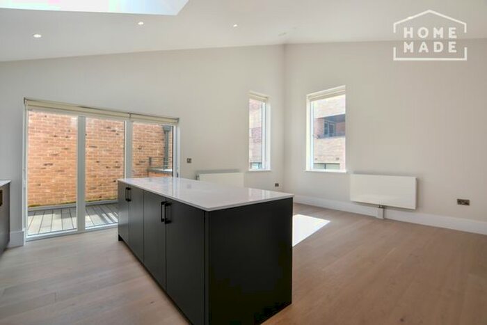 3 Bedroom Flat To Rent In Charter Place, Hounslow, TW3