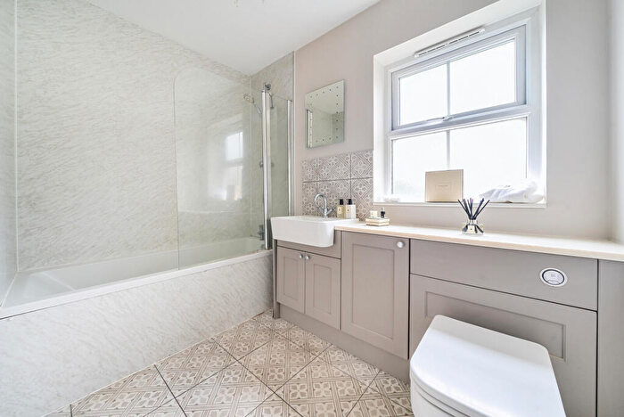 1 Bedroom Flat For Sale In Franklin Court, Wormley, Godalming, GU8