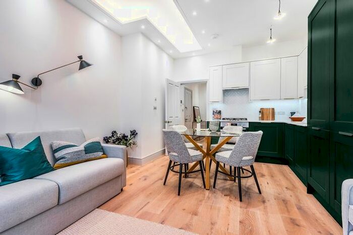 2 Bedroom Flat To Rent In Frithville Gardens, London, W12