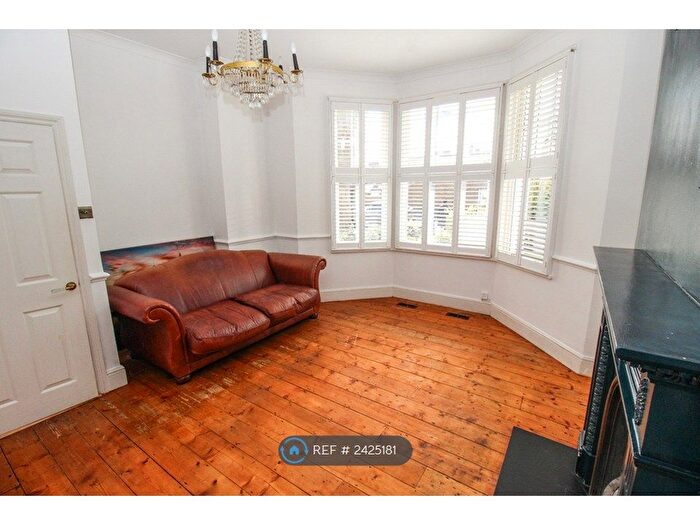 2 Bedroom Flat To Rent In Alexandra Road, Essex, SS1