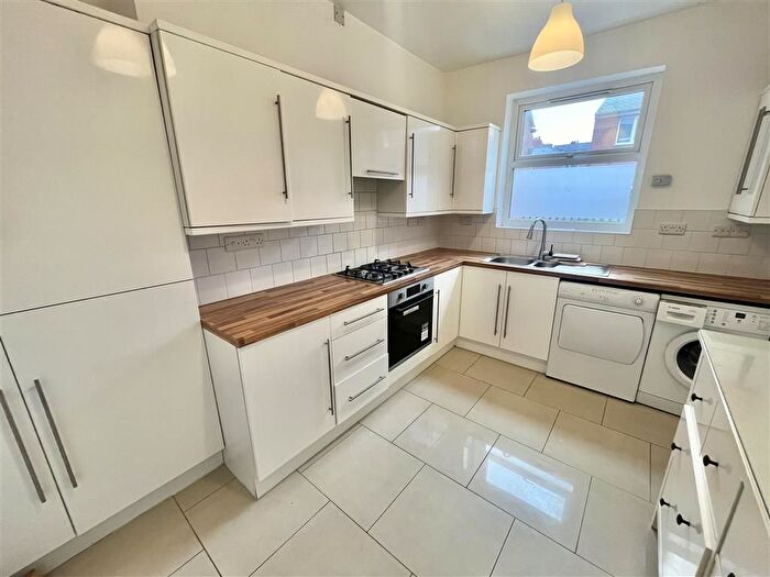 3 Bedroom Flat To Rent In Alfreton Road, Nottingham, NG7