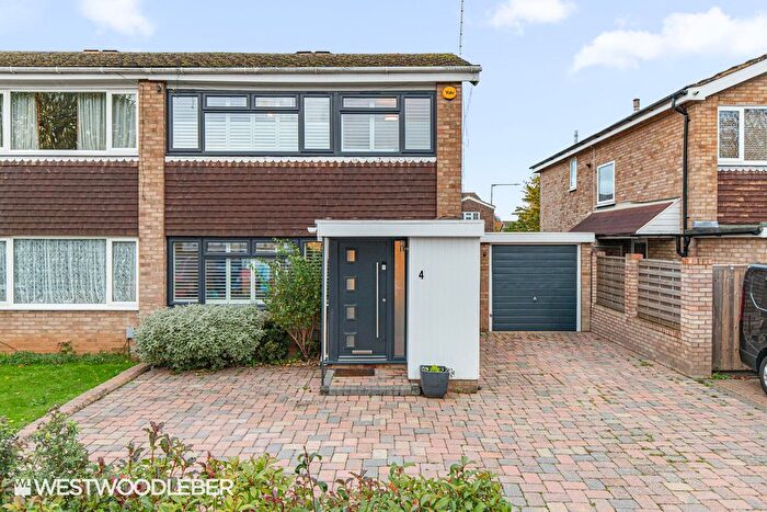 3 Bedroom Semi Detached House For Sale In Granville Gardens, Hoddesdon, EN11