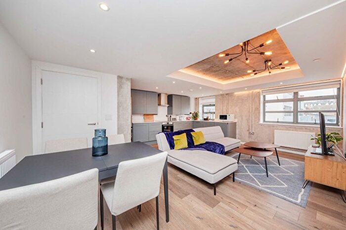 3 Bedroom Flat To Rent In Elm Grove, London, SW19