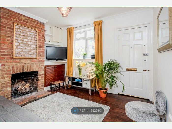 2 Bedroom Semi-Detached House To Rent In Clewer Fields, Windsor, SL4