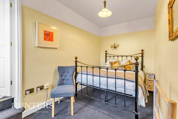 1 Bedroom Flat For Sale In Huddersfield Road, Delph, Saddleworth, OL3