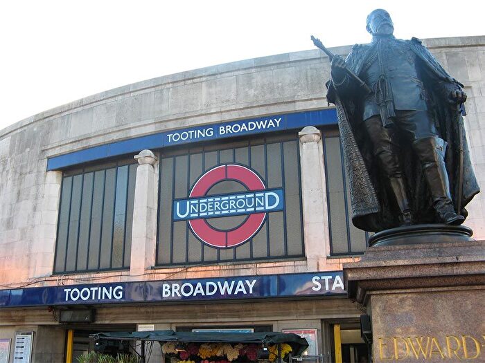 2 Bedroom Flat To Rent In Garratt Lane, London, SW17