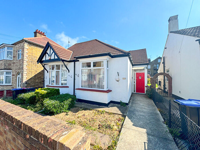 3 Bedroom Detached Bungalow For Sale In Westbourne Grove, Westcliff-on-Sea, SS0