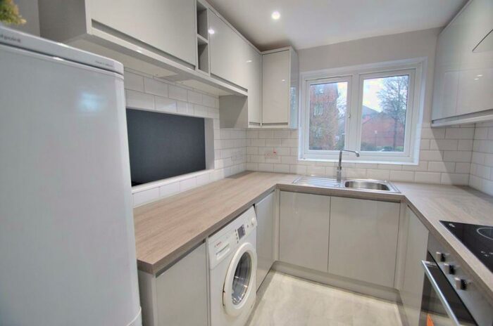 2 Bedroom Flat To Rent In Marlins Close, Sutton, SM1