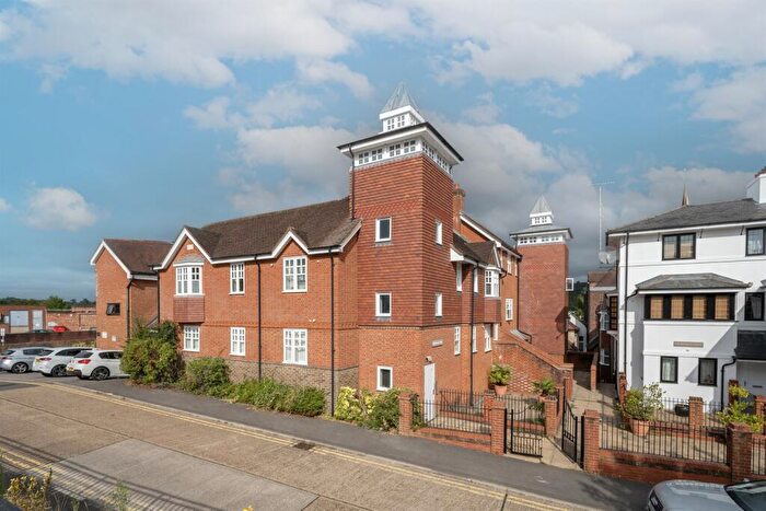 1 Bedroom Flat To Rent In Lyons Court, Dorking, RH4