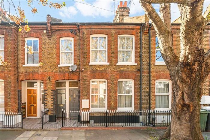 2 Bedroom Flat For Sale In Goldsboro Road, South Lambeth, SW8