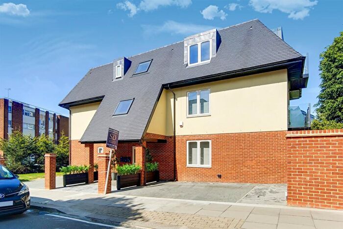 3 Bedroom Apartment To Rent In Woodlands, Golders Green, NW11