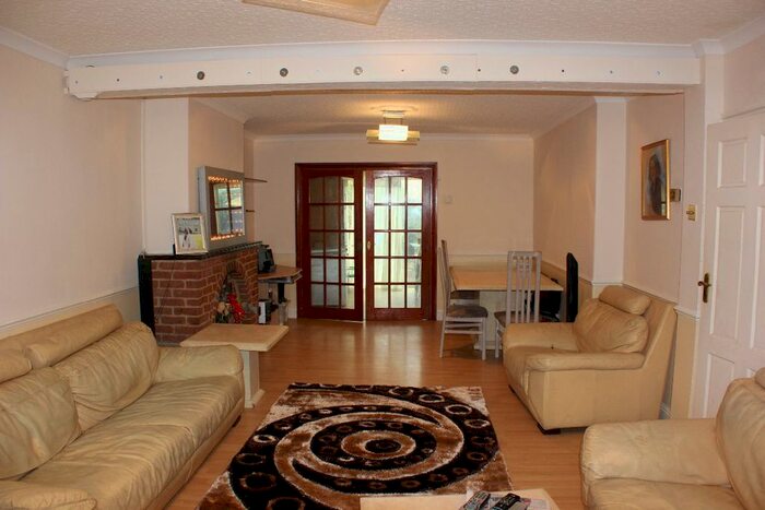 7 Bedroom End Of Terrace House To Rent In Stoneleigh Avenue, Enfield, EN1