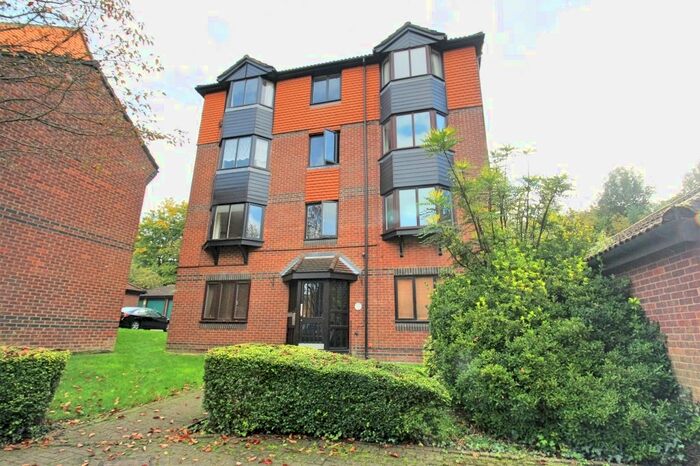 2 Bedroom Flat To Rent In Turnpike Lane, Sutton, SM1