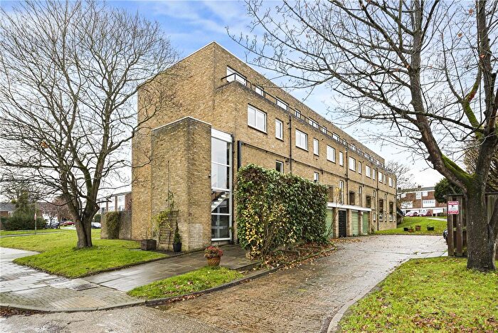 2 Bedroom Flat For Sale In Hayesford Park Drive, Bromley, BR2