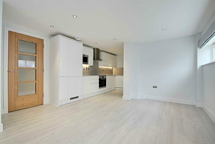 2 Bedroom Apartment To Rent In High Street, Berkhamsted, HP4