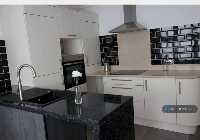 2 Bedroom Bungalow To Rent In London Road, Kent, ME8