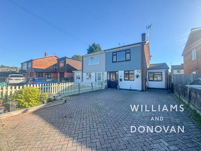 4 Bedroom Semi-detached House For Sale In Hawkwell Chase, Hawkwell, SS5