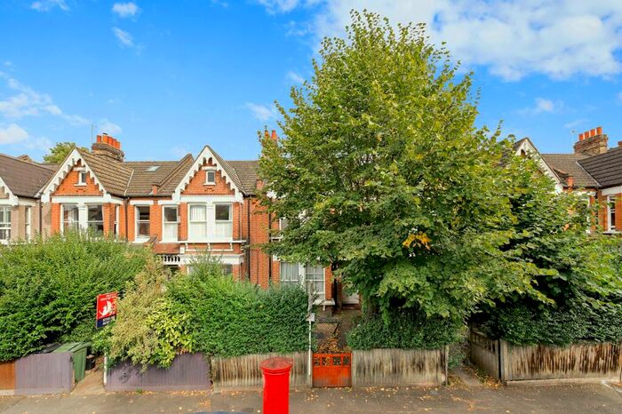 3 Bedroom Flat To Rent In Clive Road, London, SE21
