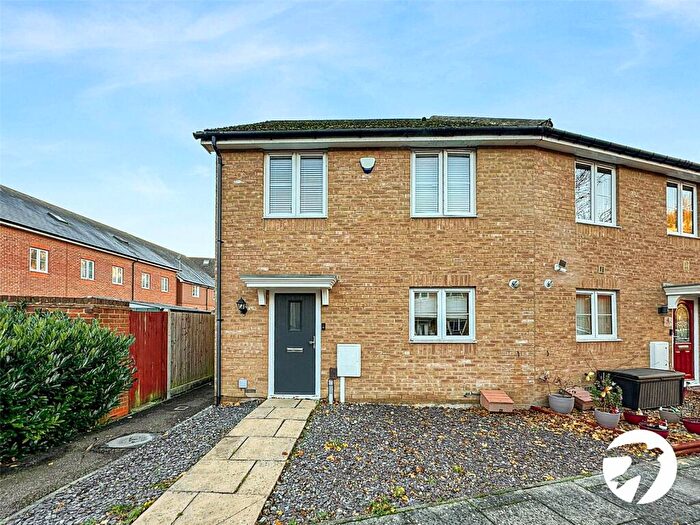 2 Bedroom End Of Terrace House To Rent In Eustace Crescent, Rochester, Kent, ME2