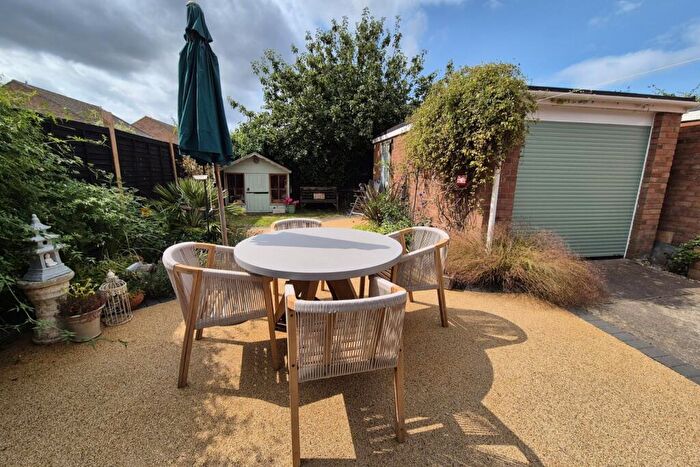 1 Bedroom Bungalow For Sale In The Leys, Clevedon, North Somerset, BS21