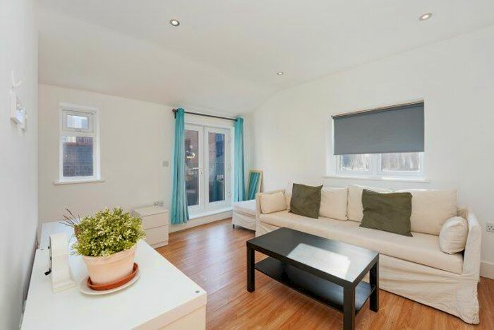 2 Bedroom Flat To Rent In George's Square, London, SW6