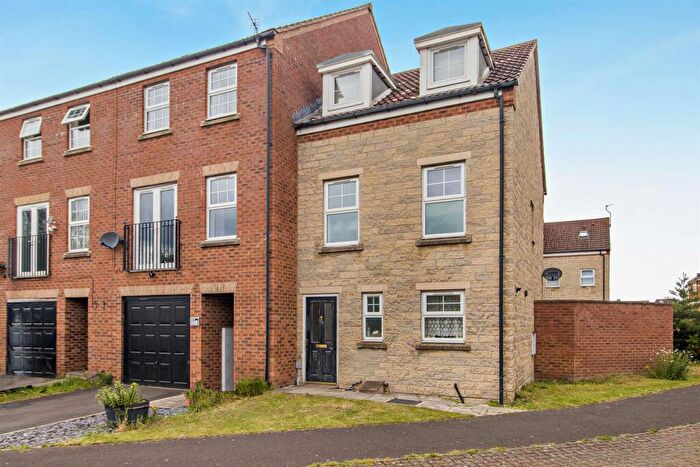 3 Bedroom End Of Terrace House For Sale In Woodcross Avenue, Scunthorpe, DN16